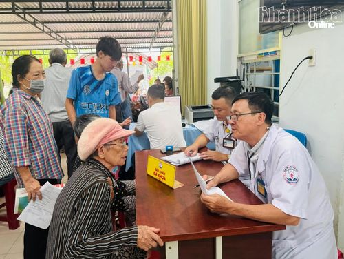 Khám và tư vấn sức khỏe cho người cao tuổi tại chương trình.