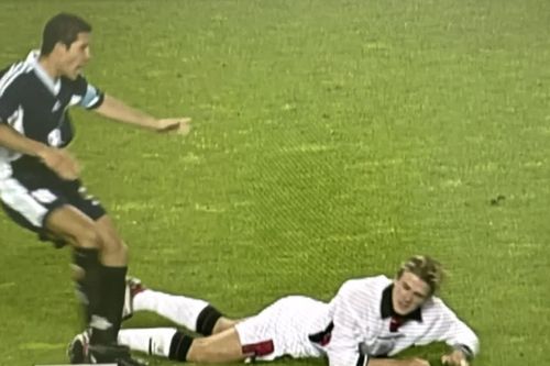 World Cup 1998, David Beckham trở thành tâm điểm khi nhận thẻ đỏ sau pha va chạm với Diego Simeone.