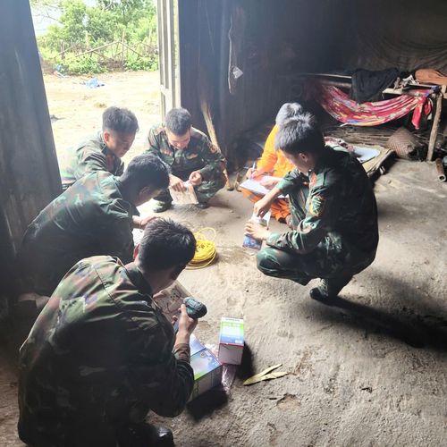Cán bộ, chiến sỹ thuộc Bộ Chỉ huy Quân sự tỉnh lắp đặt hệ thống điện cho người dân xã Pa Ủ.