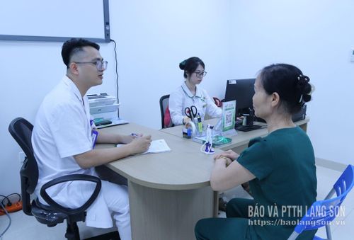 Thân nhân người có công tại phường Đông Kinh được bác sỹ thăm khám, tư vấn sức khỏe