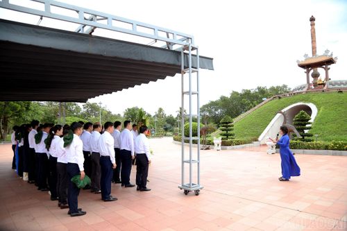Đoàn công tác của tỉnh Lào Cai dâng hương tại Quần thể Di tích quốc gia đặc biệt Thành cổ Quảng Trị.