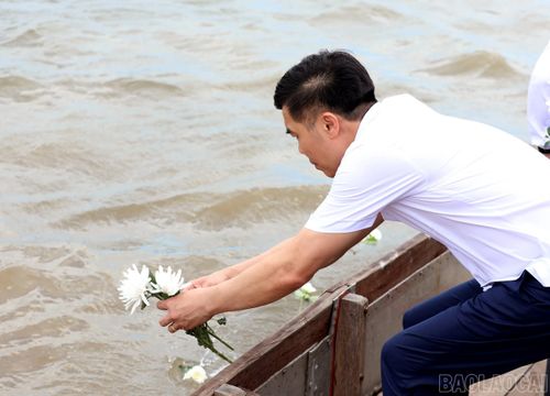 Các đại biểu trong Đoàn công tác của tỉnh Lào Cai thực hiện nghi thức thả hoa trên dòng sông Thạch Hãn.