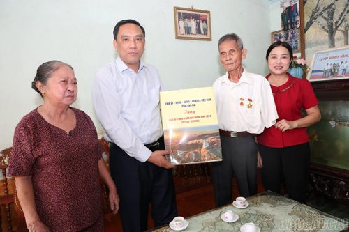 Đồng chí Phó Bí thư Thường trực Tỉnh ủy Hoàng Giang thăm, tặng quà gia đình thương binh hạng 1/4 Đỗ Văn Cầu, thôn Mỵ, xã Chấn Thịnh.