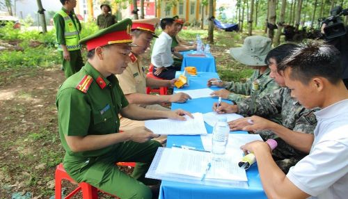 Các chủ phương tiện ký cam kết chấp hành pháp luật an toàn giao thông Công an xã Đắk Mil