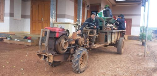 Xe máy kéo, máy cày, xe công nông hay các loại xe máy chuyên dùng vẫn là "cánh tay nối dài" của người nông dân trong mỗi vụ mùa