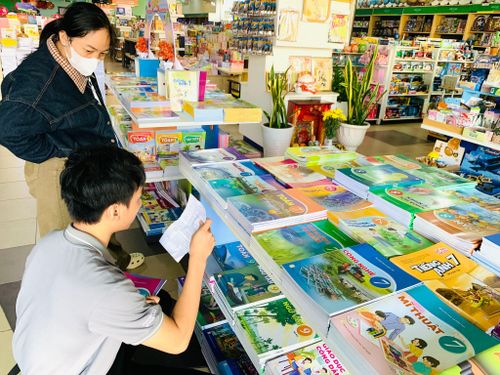 Phụ huynh chủ động mua SGK sớm cho con