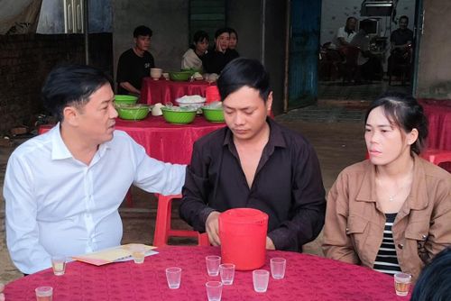 Đồng chí Lê Trọng Yên - Ủy viên Ban Thường vụ Tỉnh ủy, Phó Chủ tịch Thường trực UBND tỉnh Lâm Đồng thăm hỏi gia đình các nạn nhân