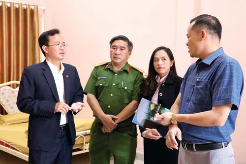 Đồng chí Nguyễn Văn Lộc, Bí thư Đảng ủy phường Xuân Hương - Đà Lạt (ngoài cùng bên trái) kiểm tra đôn đốc ứng dụng chuyển đổi số trên các lĩnh vực