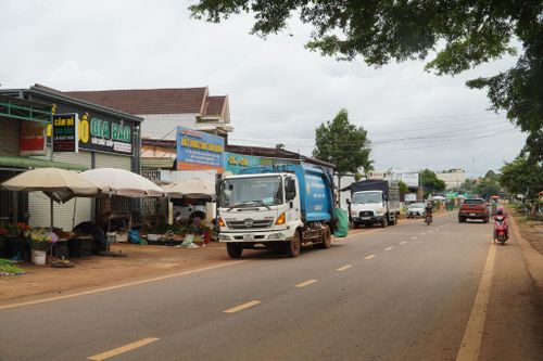 Đường sá mở rộng, giao thương buôn bán ở khu vực trung tâm xã cũng thuận lợi hơn