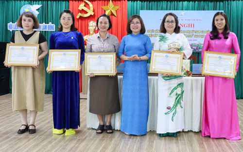 Hội Liên hiệp Phụ nữ tỉnh Lâm Đồng khen thưởng những tập thể có thành tích xuất sắc trong triển khai Đề án "Hỗ trợ hợp tác xã do phụ nữ tham gia quản lý, tạo việc làm cho lao động nữ đến năm 2030" giai đoạn 2023 - 2026