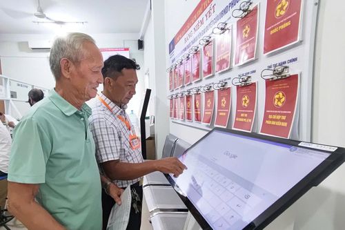 Người dân được hướng dẫn làm thủ tục hành chính trên nền tảng số tại Trung tâm Phục vụ hành chính công phường Tiến Thành
