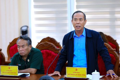 Chủ tịch Liên đoàn Lao động tỉnh Lâm Đồng Nguyễn Phú Hoàng trao đổi về mô hình hoạt động tổ chức công đoàn