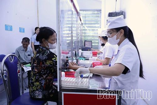 Nhân viên Trung tâm Y tế khu vực Tam Dương lấy mẫu xét nghiệm cho người bệnh.