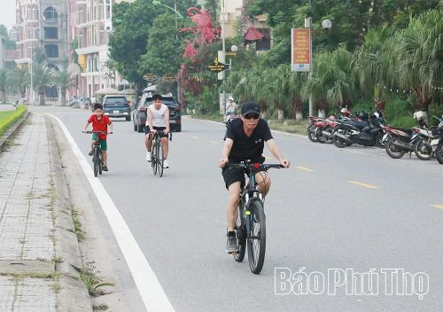 Người dân phường Thanh Miếu hăng hái đạp xe góp phần lan tỏa lối sống năng động, khỏe mạnh.