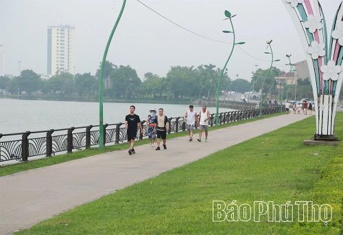 Đông đảo các gia đình duy trì thói quen đi bộ hằng ngày để nâng cao sức khỏe và gắn kết tình thân.