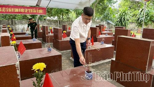 Đại biểu xã Hội Thịnh dâng hương tưởng nhớ các Anh hùng liệt sĩ tại Nghĩa trang Liệt sĩ Duy Phiên.