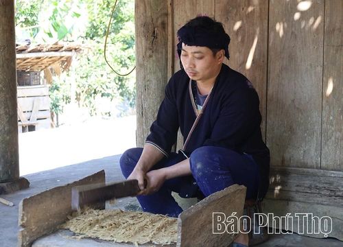 Người dân bản Sưng Bai, xã Cao Sơn khôi phục nghề làm giấy dó độc đáo.