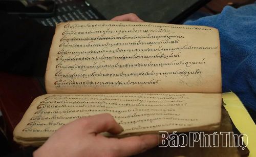 Nhờ chất liệu giấy dó lâu bền mà người dân tộc Tày xã Đức Nhàn đã bảo tồn tri thức dân gian chữ viết cổ qua hàng trăm năm.