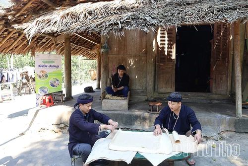 Tổ hợp tác giấy dó bản Sưng Bai lưu giữ trọn vẹn quy trình làm giấy thủ công bằng vỏ cây dó tự nhiên.