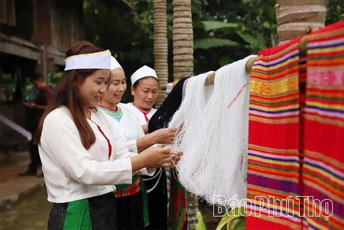 Thổ cẩm Xuân Đài kết tinh từ bàn tay khéo léo, sáng tạo của phụ nữ Mường.