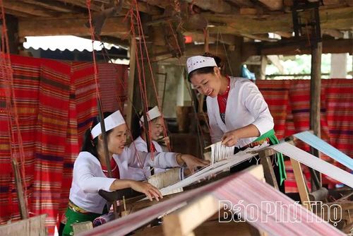 Dệt thổ cẩm từng là công việc quen thuộc của phụ nữ Mường Xuân Đài.