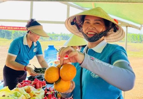 Hội Liên hiệp Phụ nữ xã Nam Trạch giới thiệu các sản phẩm, đặc sản địa phương - Ảnh: C.N