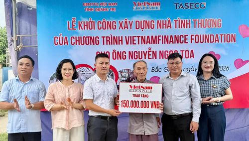 Trao kinh phí hỗ trợ cho gia đình ông Nguyễn Ngọc Toa, phường Bắc Gianh - Ảnh: N.M
