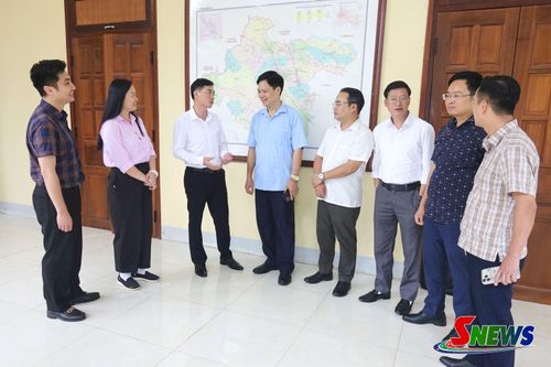 Đoàn công tác Sở NN&MT trao đổi với các xã khu vực Thuận Châu về tiến độ xây dựng cơ sở dữ liệu đất đai.