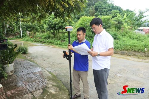 Cán bộ xã Quỳnh Nhai và Văn phòng Đăng ký đất đai khu vực I đo đạc, xác minh hiện trạng thửa đất.