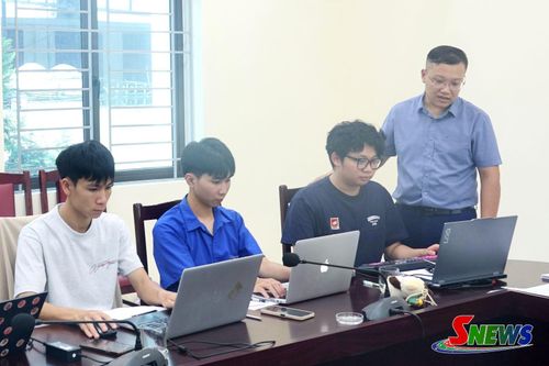 Cán bộ Sở NN&MT và sinh viên Trường Đại học Tây Bắc hỗ trợ phường Chiềng Cơi rà soát dữ liệu đất đai.
