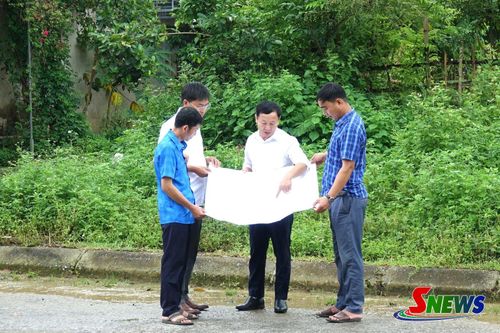 Cán bộ Phòng Kinh tế, xã Quỳnh Nhai phối hợp với Văn phòng Đăng ký đất đai khu vực I đo đạc, xác minh hiện trạng thửa đất.