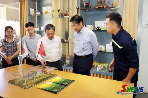 Đại sứ Đặc mệnh toàn quyền Nhật Bản tại Việt Nam tìm hiểu quy trình sản xuất, chế biến chè theo tiêu chuẩn Nhật Bản tại Nhà máy chè Satoen, xã Vân Hồ.