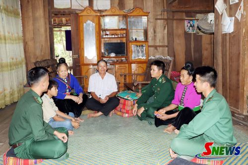 Cán bộ, chiến sĩ Đồn Biên phòng Cửa khẩu Chiềng Khương tuyên truyền pháp luật cho nhân dân khu vực biên giới.