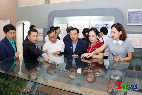 Đoàn đại biểu Mặt trận Lào xây dựng đất nước tỉnh Bò Kẹo, U Đôm Xay tham quan Di tích Quốc gia đặc biệt Nhà tù Sơn La.