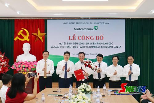Các đại biểu tham dự lễ công bố tặng hoa chúc mừng ông Đậu Nam Long giữ chức vụ Phó Giám đốc và giao phụ trách điều hành Vietcombank Chi nhánh Sơn La