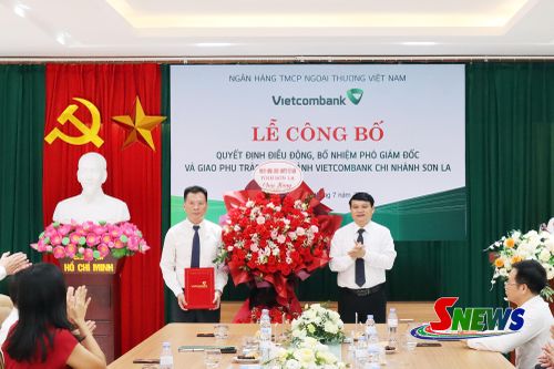 Đồng chí Đặng Ngọc Hậu, Phó Chủ tịch UBND tỉnh thay mặt các đồng chí lãnh đạo tỉnh tặng hoa chúc mừng ông Đậu Nam Long.