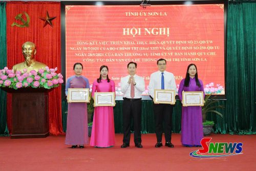 Đồng chí Bí thư Tỉnh ủy trao bằng khen cho các tổ chức đảng.