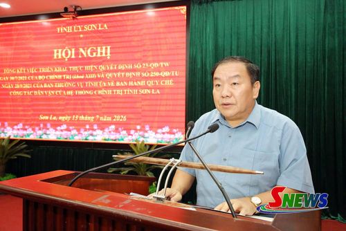 Đồng chí Chá A Của điều hành nội dung thảo luận tại hội nghị.