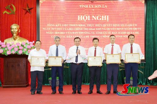 Đồng chí Phó Chủ tịch Thường trực UBND tỉnh trao bằng khen cho các tập thể và cá nhân.