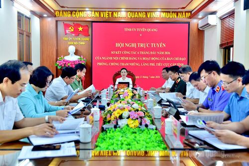 Đồng chí Lê Thị Kim Dung, Phó Bí thư Thường trực Tỉnh ủy, Trưởng đoàn ĐBQH tỉnh dự, chủ trì tại điểm cầu tỉnh Tuyên Quang.