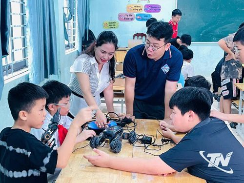 Một buổi học robotics của học sinh Trường THCS Quang Trung.