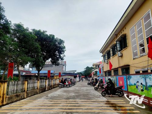 Hình ảnh phụ huynh xếp hàng trật tự chờ đón con sau giờ học thể hiện nét đẹp văn hóa trong tham gia giao thông.