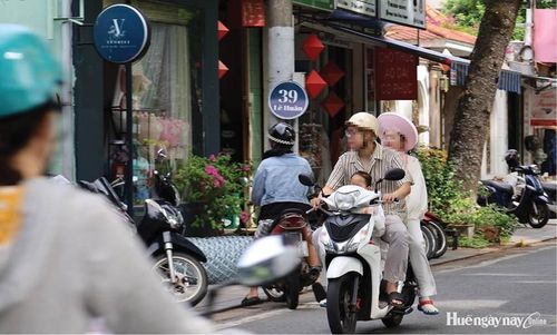 Khách mặc áo dài, đội mấn nhưng không đội mũ bảo hiểm 