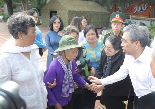 Ông Nguyễn Phước Lộc chia sẻ với bà Nguyễn Thị Lệ - người được cho là người yêu của liệt sĩ Huỳnh Văn Quên và những người nhận là thân nhân liệt sĩ Quên.