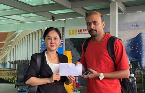 Bà Nguyễn Thị Kim Loan, Phó chủ tịch UBND đặc khu Phú Quốc trao quà hỗ trợ cho người nhà bệnh nhân chuyển viện đến Bệnh viện Chợ Rẫy tiếp tục điều trị.