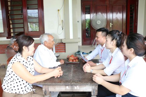 Đối với những hộ neo đơn, cán bộ trung tâm hành chính công Thành Sen đến tận nhà hỗ trợ thủ tục.