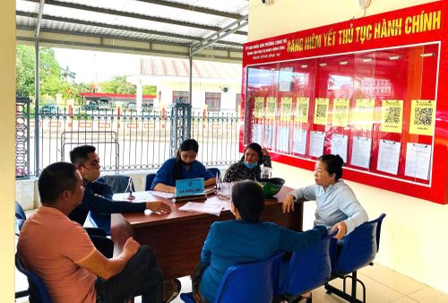 Tại các trung tâm luôn có cán bộ hỗ trợ người dân để hoàn thiện thủ tục trên các thiết bị điện tử.