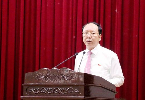 Phó Chủ tịch Thường trực UBND tỉnh Bùi Thanh An báo cáo tóm tắt về tình hình kinh tế - xã hội