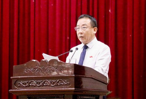 Phó Chủ tịch UBND tỉnh Nguyễn Văn Đệ báo cáo tóm tắt nội dung tờ trình, dự thảo Nghị quyết do UBND tỉnh trình tại kỳ họp
