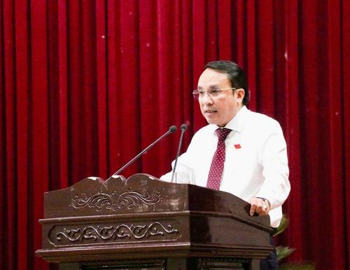 Phó Chủ tịch Thường trực HĐND tỉnh thay mặt Thường trực HĐND tỉnh báo cáo tóm tắt nội dung các tờ trình, dự thảo Nghị quyết do Thường trực HĐND tỉnh trình kỳ họp